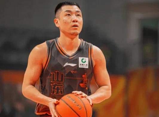 半岛体育APP-高诗岩全场投篮9中4、三分5中4得到15分4篮板3助攻3抢断