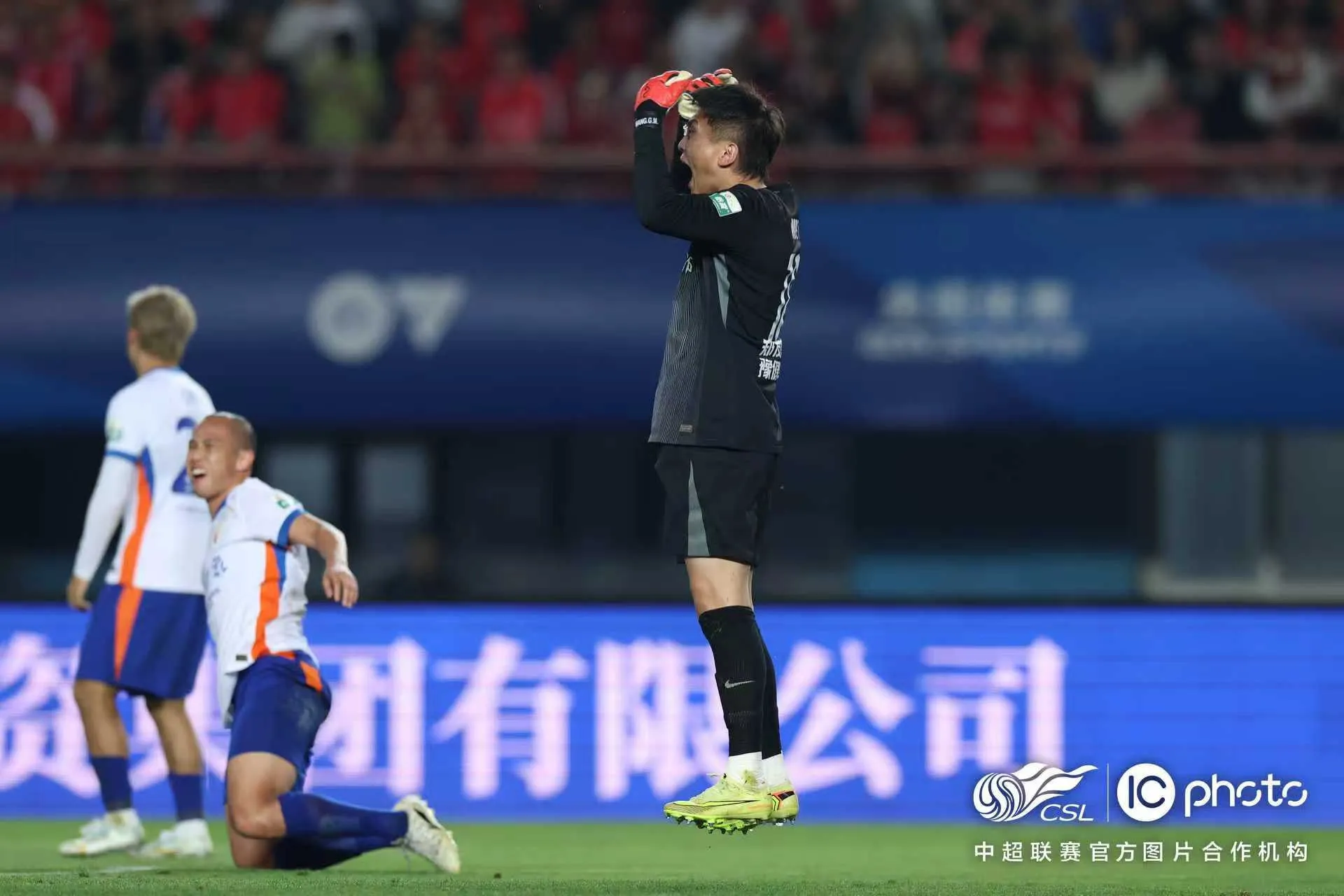 半岛体育APP-出击失误致丢球，王国明赛后社媒向球队与球迷道歉：对不起